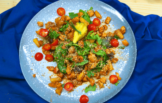 Ananaszos csirkes spenotsalata