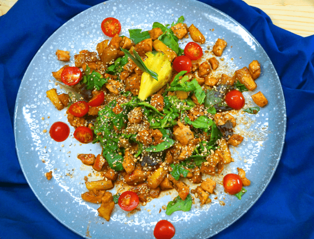 Ananaszos csirkes spenotsalata