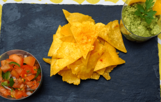 Nachos hazilag paradicsomsalataval