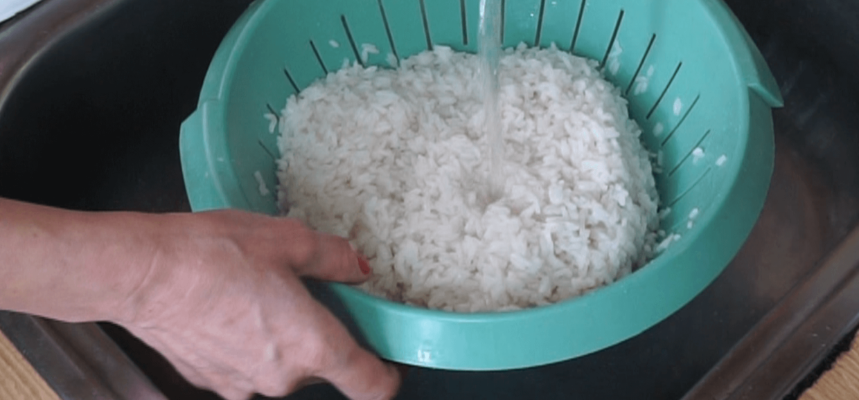 Rizsköret rizs mosása