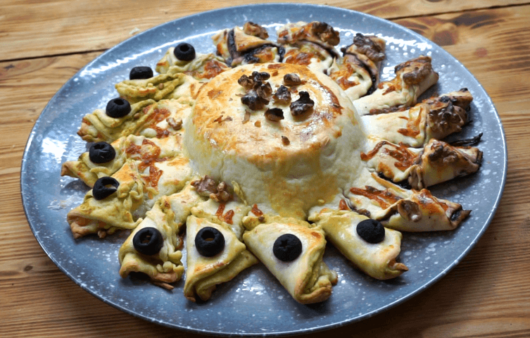 Camembert sajtos tésztakoszorú