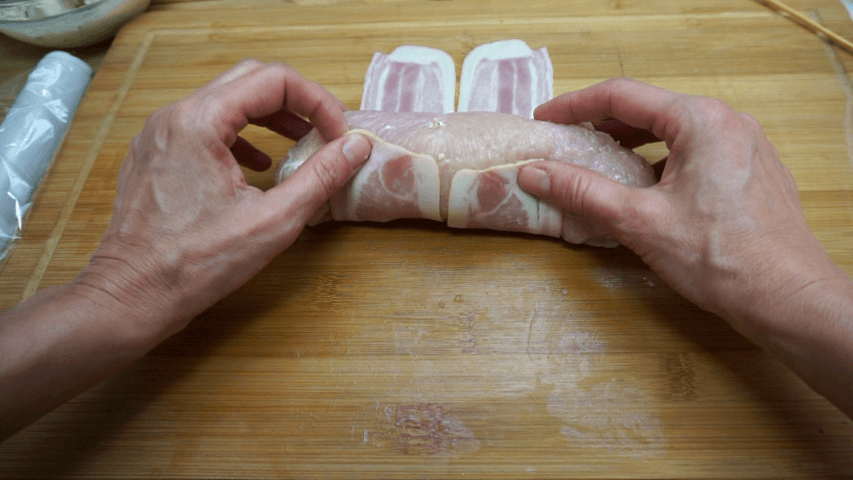 Göngyölt csirkemell baconba tekerése