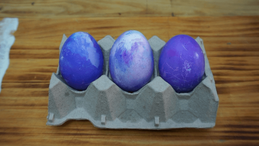 Húsvéti tojás pezsgö festéssel